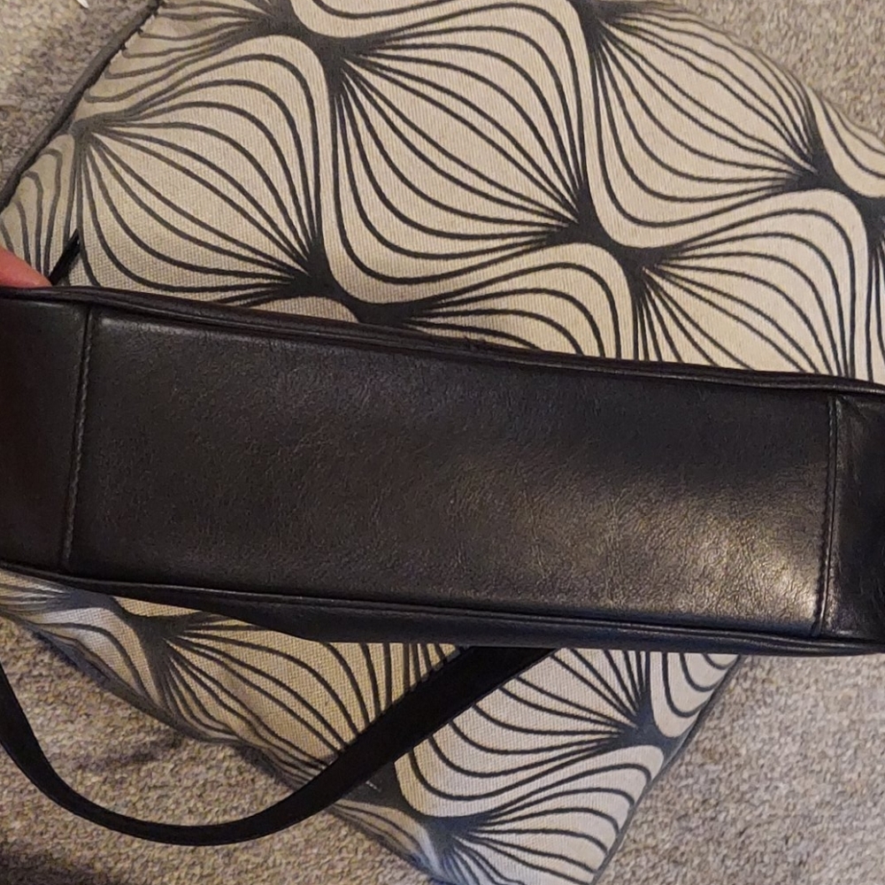 Eitenne Aigner Black Genuine Leather Handbag ๐ - Picture 6 of 9